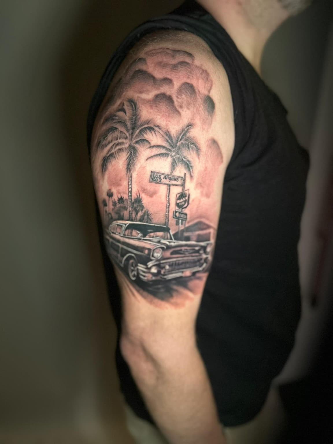 Farbiges Realismus-Tattoo mit Palmen und Oldtimer im Los-Angeles-Stil